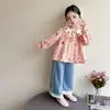 Conjunto de Roupa Estilo Coreano para Meninas com Boneca de Morango Primavera/Outono Estilo 2026 Nova Moda Infantil Conjunto Elegante de Duas Peças para Meninas