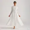 Foto Real de um Vestido de Renda Estilo Palácio com Delicados Bordados Florais Tridimensionais e Mangas Longas