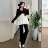 Conjunto de Top de Maternidad y Pantalones de Maternidad Ligeramente Acampanados, Estilo Simple de Otoño 2026 con Diseño de Cuello en V y Retazos Florales, Adelgazante