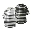 Camisa Polo Rayada Blanca y Negra Estilo Retro Americano Manga Corta para Hombre Verano Cuello Irregular Camiseta Cleanfit de Media Manga