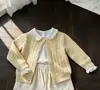 Cardigan de punto trenzado color crema, estilo coreano, para niña, nuevo estilo otoño 2026, y pantalones rectos de pana color blanco roto para niño
