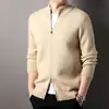 Cardigã de Malha com Gola Alta e Zíper Duplo para Homens 2025 Primavera Outono Inverno Novo Cor Sólida Estilo Harajuku Jaqueta Moderna para Jovens e Homens de Meia-Idade