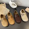 Zapatos de mujer tipo Birkenstock, completamente cerrados, con cubierta de piel, que aumentan la altura, colección otoño/invierno 2026, mocasines casuales sin cordones
