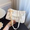 Bolso de mano de hombro versátil de verano 2025 para mujer de nicho, de alto valor, con pliegues de perlas y forma de nube