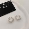 Aretes Retro Franceses Irregulares Plisados Mate Aretes Estilo para Mujer de Alta Gama Ligeramente Lujosos Diarios Cobre Chapado en Oro