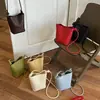 Bolsa de Balde Tecida Minimalista de Alto Padrão de Design de Nicho para Mulheres 2026 Novo Modelo Bolsa para Celular Versátil Ombro Transversal Pequena