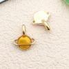 Venta al por mayor del fabricante Joyería de aleación geométrica con forma de flor hueca redonda con goteo de aceite, accesorios para pendientes con banda de goma, colgante, versión coreana