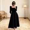 Elegante Vestido de Outono e Inverno com Mangas Bufantes e Gola Quadrada para Mulheres, Combinado com um Casaco para Criar um Efeito Emagrecedor, Vestido Longo Evasê com Ajuste na Cintura