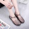 Sandalias de punta cerrada para mujer, zapatos transparentes de color sólido con agujeros, nuevas sandalias planas transpirables y huecas para uso exterior informal de primavera y verano