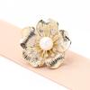 Broche elegante y sencillo de flor de begonia con doble capa de oro galvanizado, broche de flor de cerezo a juego con perlas, accesorio para abrigos de mujer.