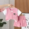 Traje de Manga Corta para Niños Verano Nuevo Estilo Cómodo y Moderno Conjunto de Manga Corta para Niños y Niños de Edad Media Chaleco con Cuello en V Conjunto de Manga Corta Falso de Dos Piezas