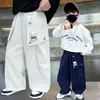 Calça de Moletom Infantil para Meninos Primavera e Outono Ursinho de Desenho 2026 Novo Estilo de Outono Calças Longas Casuais da Moda para Meninos Estilosos
