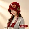 Chapéu de tricô vermelho estilo étnico para mulheres, trançado à mão com design floral vazado e franjas, adequado para primavera e outono, ideal para viagens no oeste de Sichuan