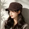 Moda otoño e invierno nuevo sombrero octogonal de pana con hebilla metálica, versátil, de copa plana para hombres y mujeres, simple y favorecedor, estilo coreano