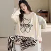 Pijama de manga larga y pantalón largo en stock para mujer, nuevo estilo de otoño, cuello redondo, sin cierre, diseño de dibujos animados, casual, se puede usar afuera, ropa de estar de algodón, juego de dos piezas