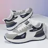 Nuevos zapatos de verano para hombre, zapatos de malla transpirable, zapatillas gruesas versátiles de moda, zapatillas casuales tipo 'dad shoes' para correr para hombre