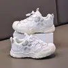 Zapatos para Niñas 2026 Primavera Nuevos Zapatos Deportivos Infantiles de Moda Suela Suave Zapatos de Princesa Populares Blancos Estilo Papá