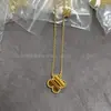 Collar de Joyería de Trébol de Cuatro Hojas de Ágata Roja Versión de Alta Gama V-Gold Chapado en Oro de 18K Cadena Exquisita para Clavícula para Mujeres, Estilo de Nicho de Lujo Ligero