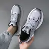 Zapatos de Hombre 2026 Nuevos de Verano Transpirables de Malla Casuales Deportivos Versátiles para Hombre Suela Gruesa de Moda Zapatos que Aumentan la Altura Zapatos de Papá