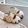 Sandalias de Princesa para Niñas Estilo Ballet con Encaje y Perlas Verano 2026 Modelo Nuevo Zapatos de Playa para Niños Suela Suave Punta Cerrada