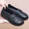 Zapatos blancos de grulla de almohada para madre, zapatos de cuero genuino de suela blanda para mujeres mayores, zapatos planos antideslizantes para mujeres de mediana edad y mayores