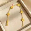 Producto viral de TikTok, mini pulsera de 10 mm con trébol de cuatro hojas y brillo láser, pulsera para mujer con un toque de lujo ligero y alta gama