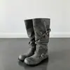 Temporada del Primer Encuentro: Aumento de altura de 3.5 cm, diseño de pierna ancha, hebilla de cinturón de cuero desgastado, punta redonda, tacón grueso, botas de montar estilo plataforma, botas largas retro para mujer