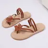 Artículos al contado transfronterizos europeos y americanos Zapatillas cómodas Cubierta para los dedos Zapatos de doble uso para mujer Verano Suela blanda Talla grande Chanclas de playa Sandalias Venta al por mayor Talla grande