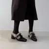 Sapatos de couro pequenos retrô franceses quentes versáteis da moda de inverno 2026 sapatos da moda sapatos peludos salto grosso feminino com forro de fleece