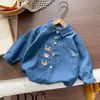 Jaqueta Camisa Patchwork Listrada para Meninos Primavera e Outono Infantil Manga Longa Bordado Cartoon Versátil Gola Lapela Jaqueta Camisa
