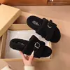 Maneja fácilmente diversas ocasiones, las pantuflas esponjosas te hacen más cómodo en casa.