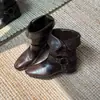 2026 Tendência Outono Inverno Novo Bico Redondo Rebite Fivela de Couro Dobrável Moda Botas Moda Feminina Emagrecimento Salto Grosso Botas de Cano Curto