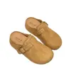 Usa pantuflas simples cerradas de suela gruesa para mujer, estilo Birkenstock nuevo 2026, perfectas para primavera.