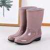 Botas de chuva de cano médio transfronteiriças sapatos de borracha femininos calçados externos botas de água para adultos botas de água quentes com sola grossa forradas com fleece botas de chuva para cozinha atacado