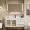 Sencillo tocador de baño rústico estilo francés, que incluye un mueble para lavabo y lavabo integrado