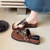 Sandálias de metal com salto anabela estilo francês da moda para mulheres, novo modelo de verão 2026, adequadas para combinar com saias, para férias e praia, sandálias de bico quadrado