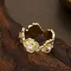 Exclusividad transfronteriza: anillo abierto moderno y exquisito con flores de circonita cúbica tachonadas de diamantes, un diseño de nicho y de alta gama, ajustable, perfecto como regalo para amigos cercanos