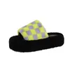 Pantuflas peludas de moda a cuadros con suela gruesa, estilo coreano para otoño e invierno, cálidas, casuales para exteriores, de algodón, con punta abierta