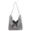 Bolso de hombro de gran capacidad con lunares para mujer, diseño de nicho, estilo occidental, para uso diario bajo el brazo, otoño 2024