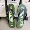 Chanclas de moda para hombre para el verano, nuevos zapatos de playa a la moda para uso casual al aire libre, sandalias de dedo antideslizantes estilo coreano para hombre