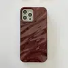 Funda Brillante de Concha Ondulada Plegada Adecuada para Teléfono Móvil Apple 18Pro 17/16 Amigable con la Piel 13/14 Brillante Pulverizada con Aceite Patrón de Agua