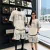 Conjunto de Camiseta Curta Solta com Estampa de Letras de Marca da Moda e Shorts Esportivos Casuais para Adolescentes
