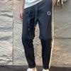 Calça Casual Masculina Nova Primavera e Verão Tecido Sarja Corte Slim Calça Esportiva Preta Calça Juvenil Tendência