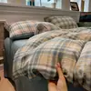 Juego de ropa de cama de cuatro piezas de gasa de doble capa estilo minimalista clase A para maternidad, amigable con la piel para dormir desnudo, sábana y funda de edredón, juego de tres piezas para dormitorio de estudiante