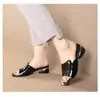 Versátil para faldas, nuevo estilo verano 2026 tacón bajo grueso suela gruesa tacón alto piel suave uso exterior pantuflas de mamá sin cordones