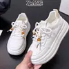 Sapatos Brancos de Couro Genuíno com Solado Grosso Feminino Outono 2026 Novos Versáteis Leves Confortáveis Casuais Sapatos Esportivos Sapatos de Lona Femininos