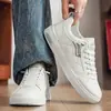 Nuevos zapatos casuales de cuero para hombre, zapatillas blancas versátiles, modernas y a la moda, zapatos casuales para deportes al aire libre