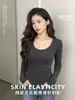 Camiseta de manga larga para mujer estilo coreano, corte ajustado, cuello en U, alta elasticidad, versátil, adelgazante y perfecta como capa interior o base, con diseño entallado en la cintura.