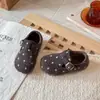 Zapatos Birkenstock de Lunares para Niños 2026 Otoño/Invierno Nuevo Estilo Mori-kei Más Terciopelo Cálido Retro para Niñas Suela Suave Versátiles Zapatos de Algodón