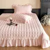Estilo Crema Francesa 2026 Nuevo Felpa Encaje de Doble Capa Cuadros Felpa de Leche Acolchado Funda de Almohada Cubre Cama Juego de Tres Piezas Color Sólido